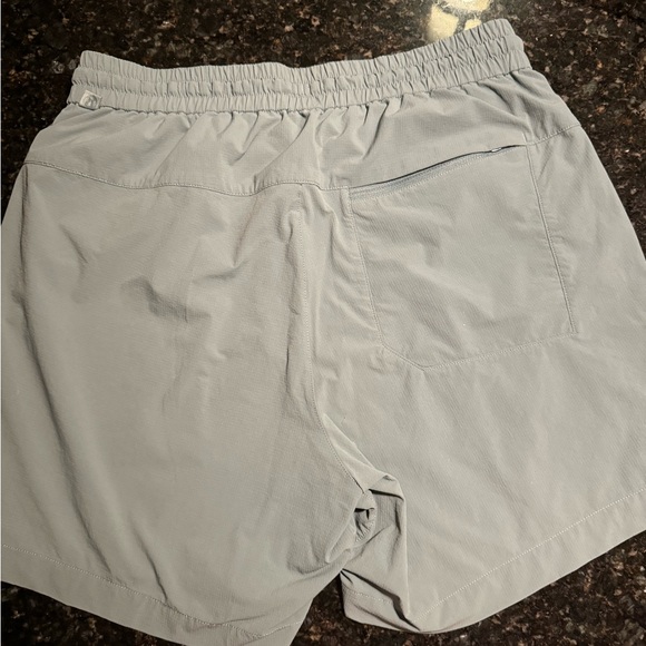 Mens M Lululemon Pacebreaker short - Picture 3 of 3